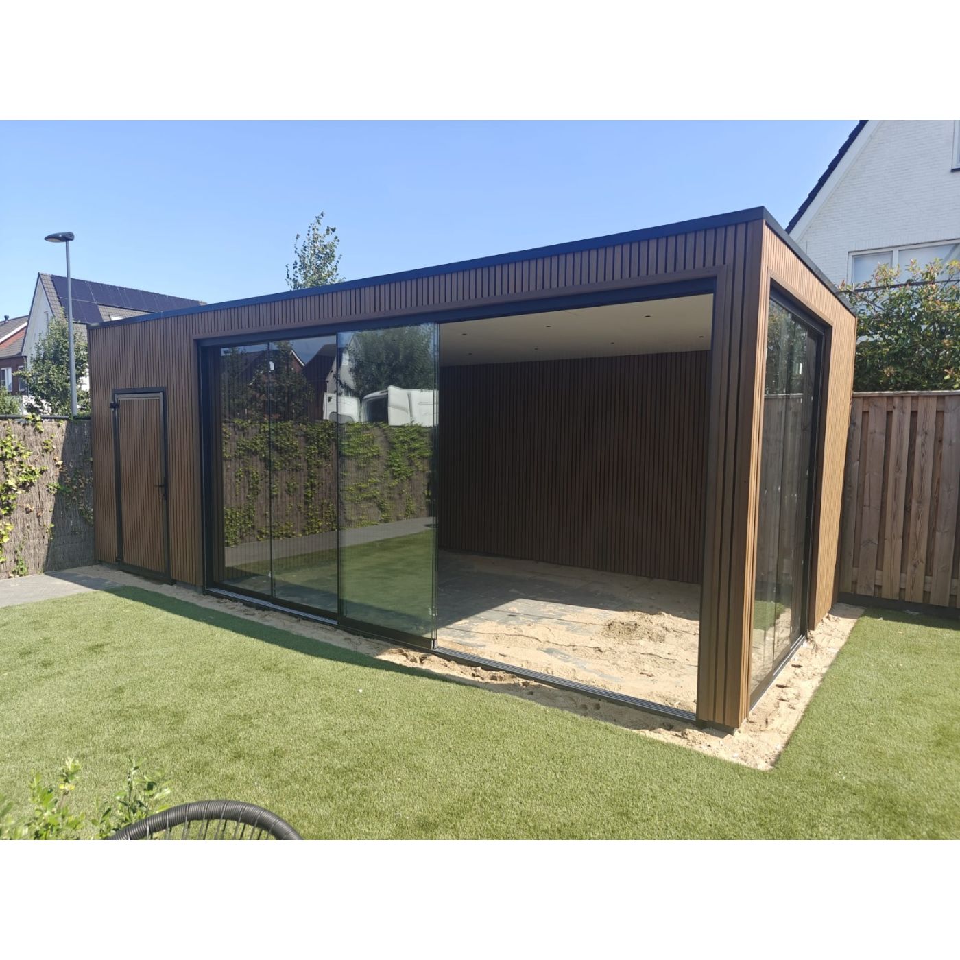 Tuinhuis Composiet Rhombus Teak 500cm x 370cm met schuur 200cm