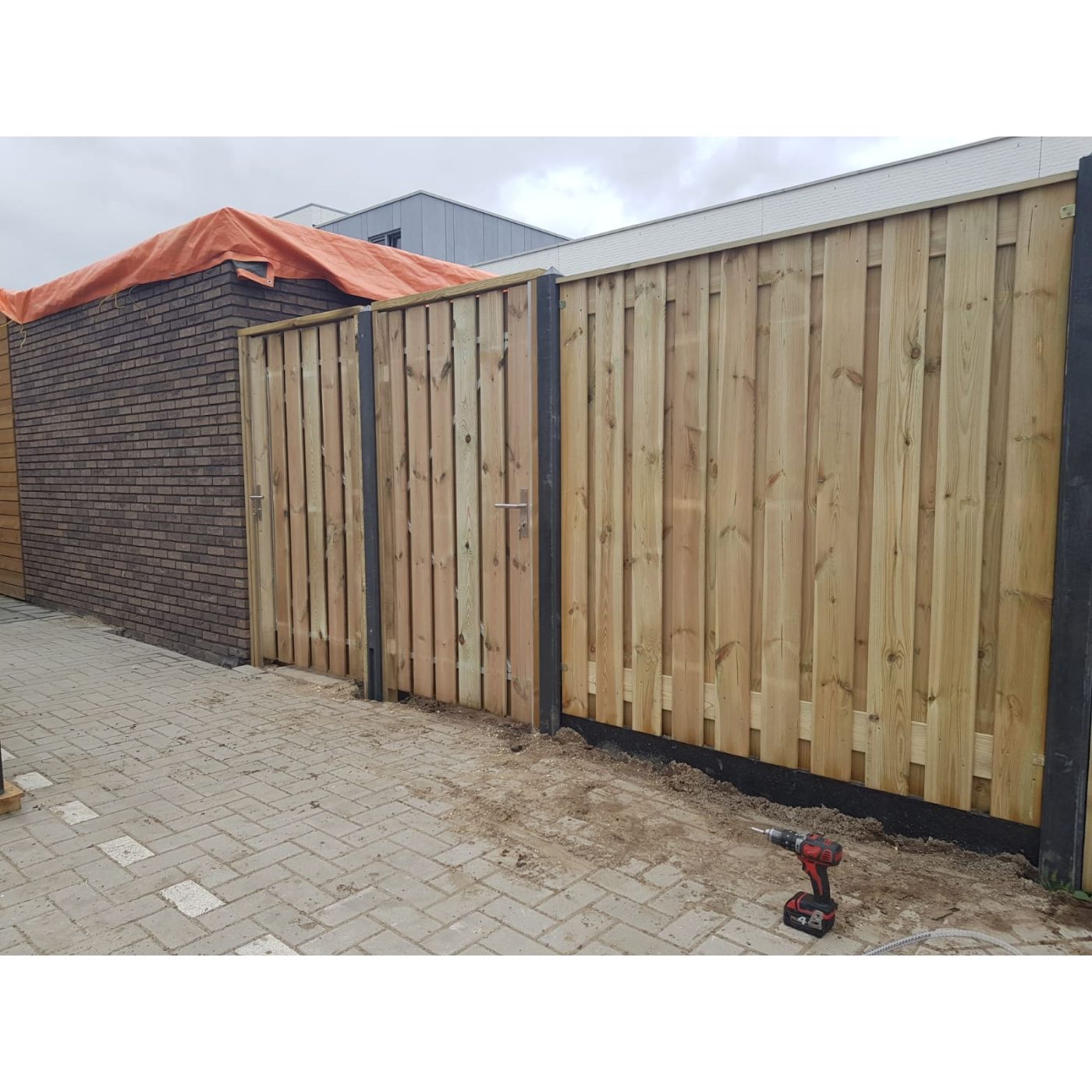 Grenen tuinpoort 195cm hoog incl. kozijn, slot en bevestigingsmateriaal