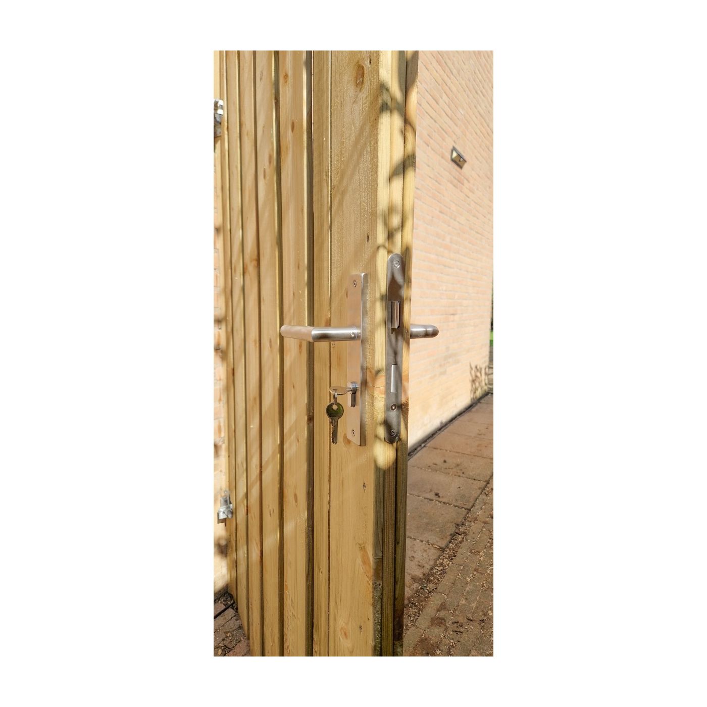 Grenen tuinpoort 195cm hoog incl. kozijn, slot en bevestigingsmateriaal
