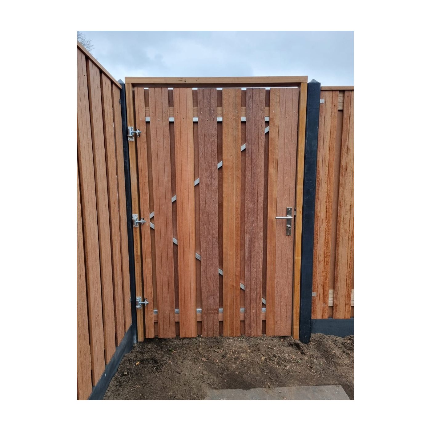 Hardhouten tuinpoort 195cm hoog incl. kozijn, slot en bevestigingsmateriaal