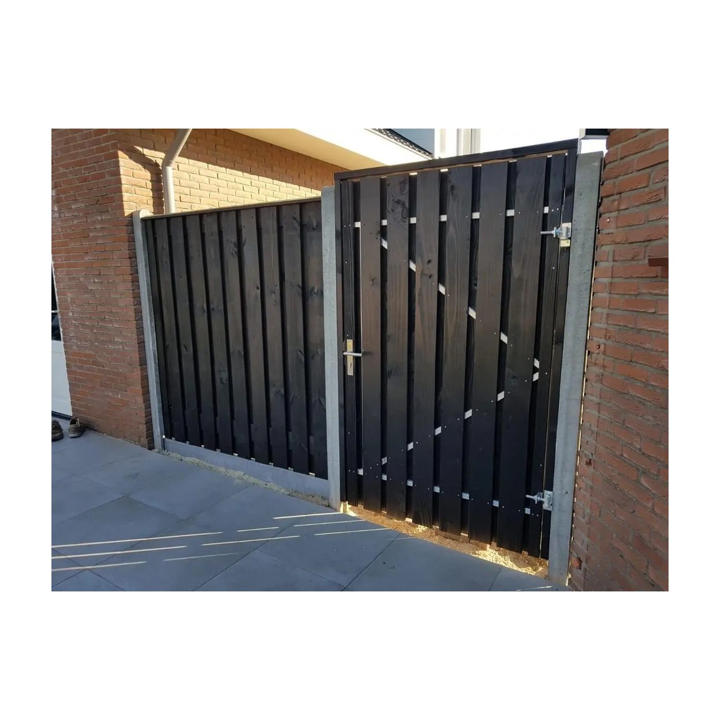 Grenen zwart gespoten tuinpoort 195cm hoog incl. kozijn, slot en bevestigingsmateriaal