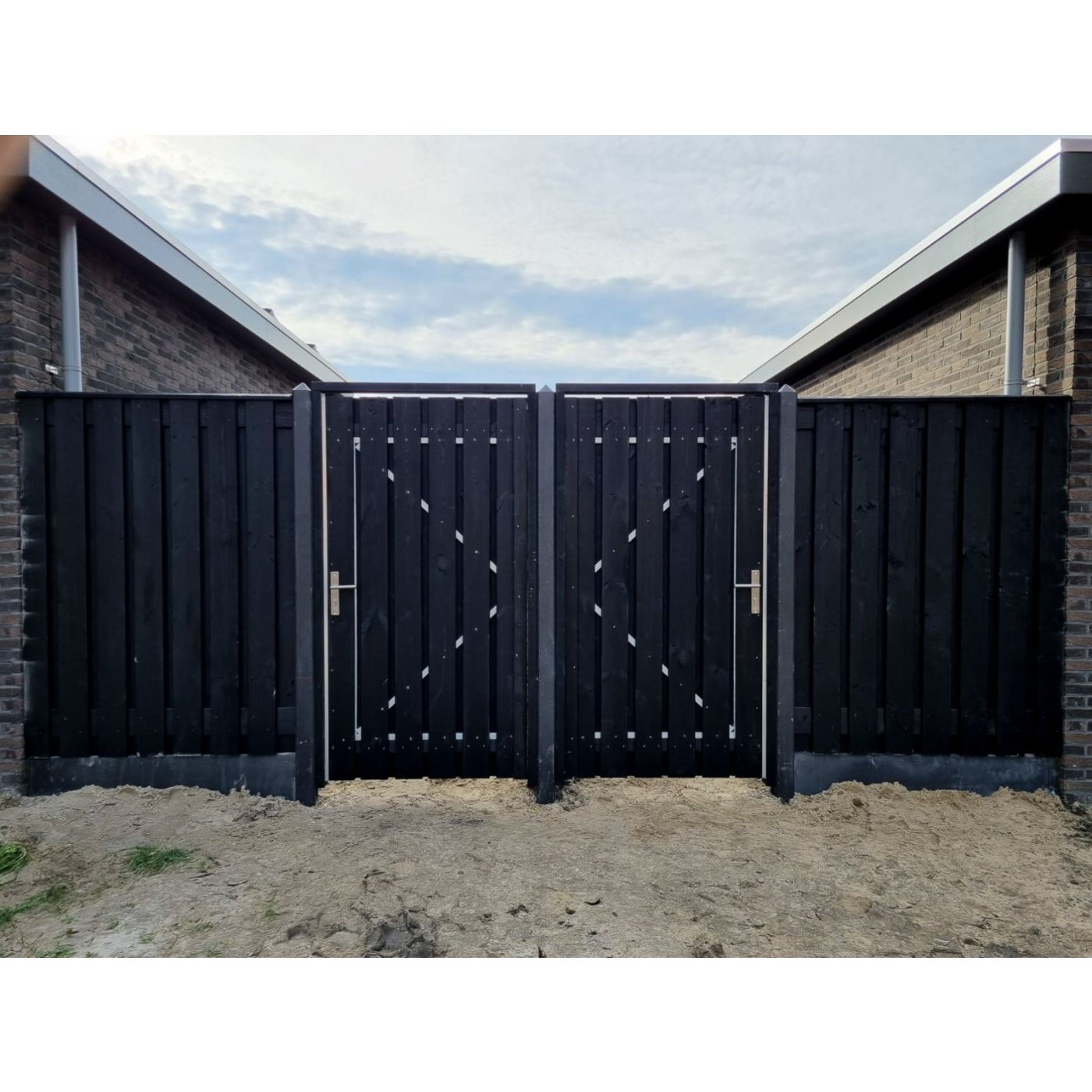 Grenen zwart gespoten tuinpoort 195cm hoog incl. kozijn, slot en bevestigingsmateriaal